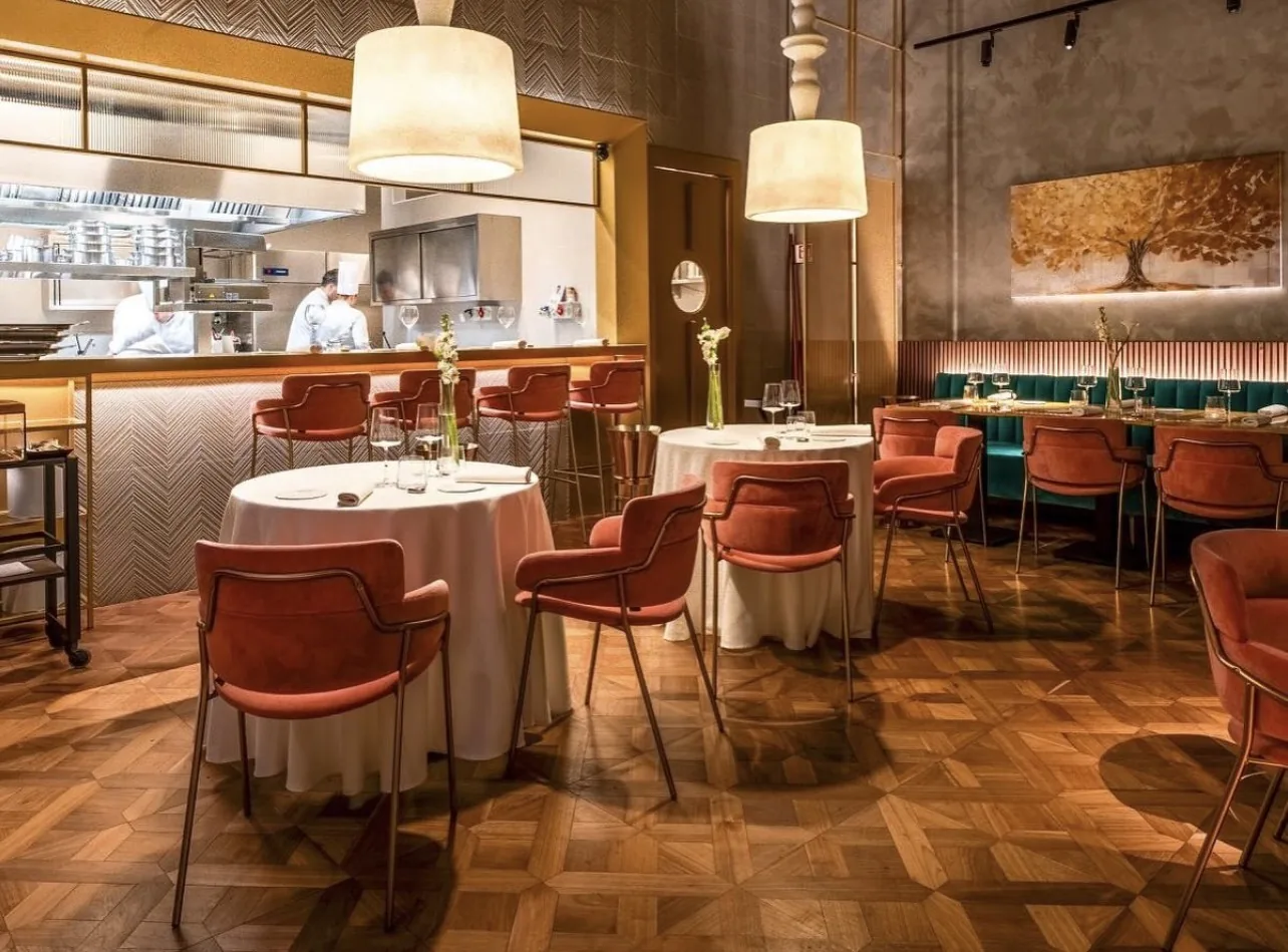 Sala ristorante con tavoli coperti da tovaglie bianche fino a terra