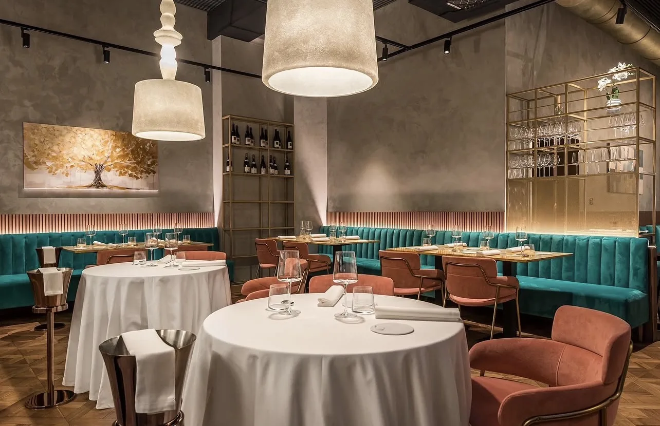 Tavoli rotondi con tovaglie lunghe in sala ristorante